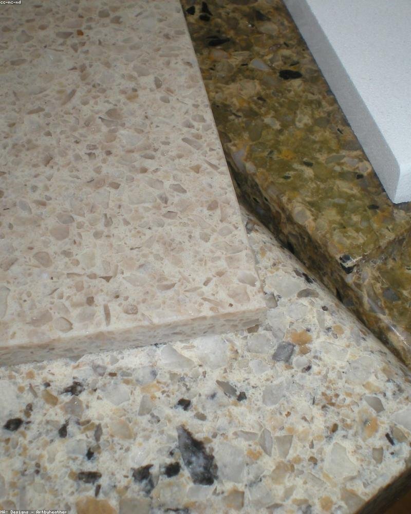 Gros plan d'un comptoir de quartz montrant la texture cristalline et la finition polie