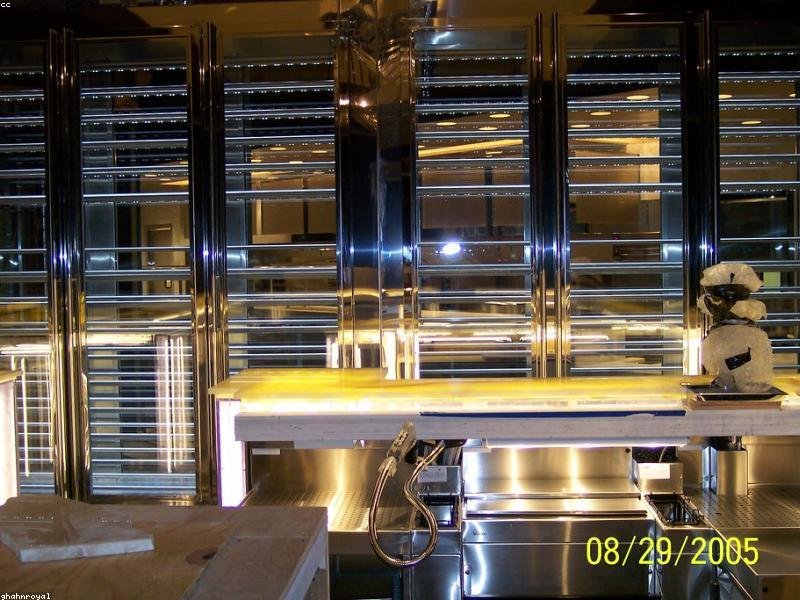 Cuisine commerciale professionnelle avec équipement en acier inoxydable et éclairage industriel