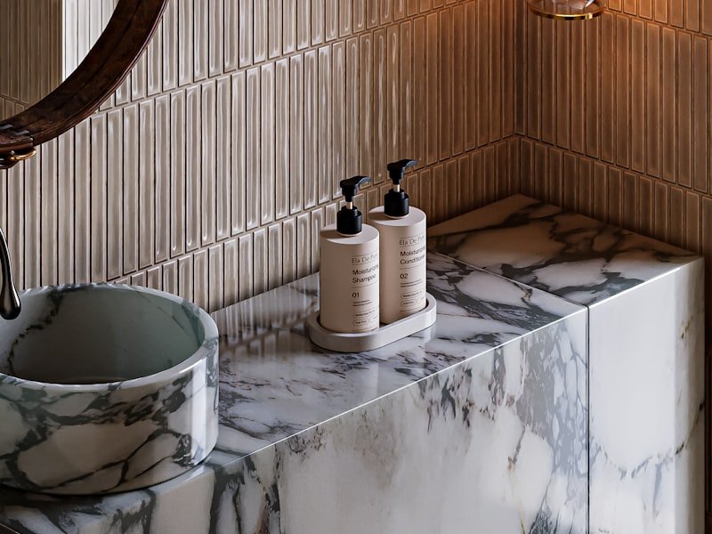 Vanité de salle de bain en marbre Calacatta avec lavabo vasque et bord en cascade
